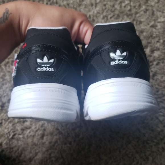 Hello Kitty Shoes 😺 ❤ - Picture 4 of 7